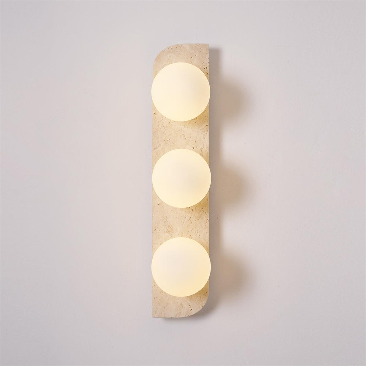 Serearia Minimalistische wandlamp van geel travertin met stekker