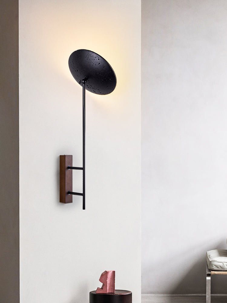 Fawn Sunflower Moderne wandlamp van zwart travertin en walnoot