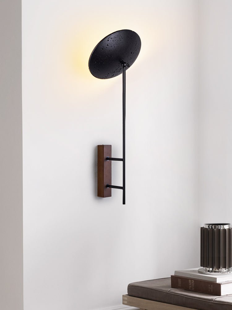 Fawn Sunflower Moderne wandlamp van zwart travertin en walnoot