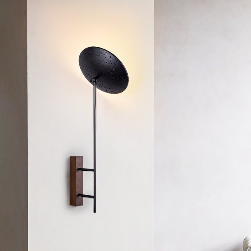 Fawn Sunflower Moderne wandlamp van zwart travertin en walnoot
