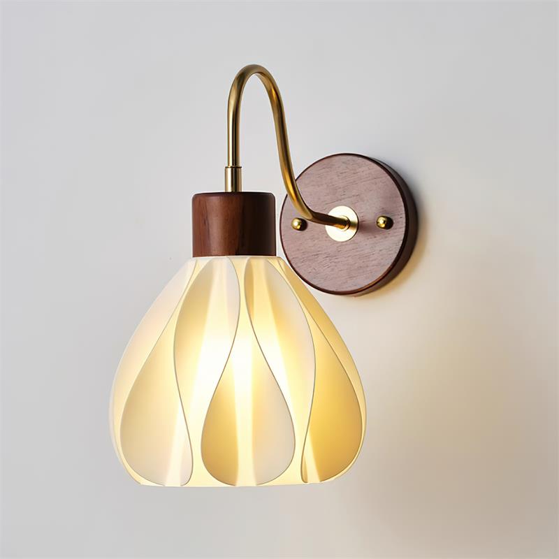 Pivona wandlamp met glazen bloemblaadje