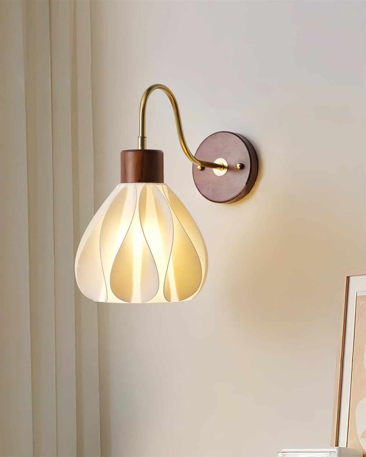 Pivona wandlamp met glazen bloemblaadje