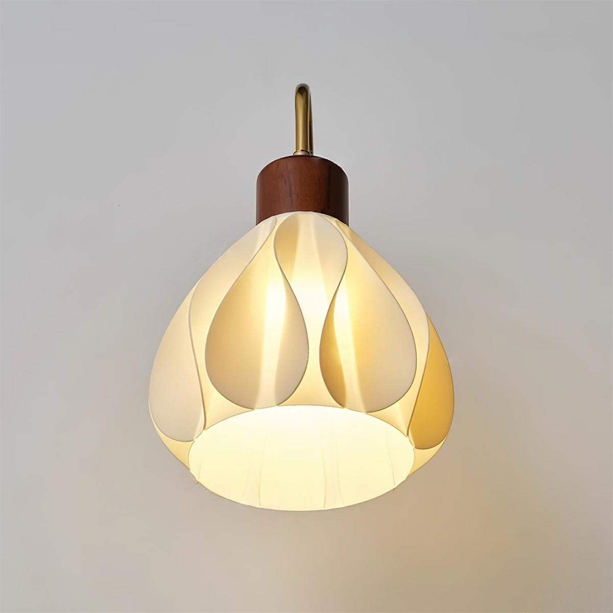 Pivona wandlamp met glazen bloemblaadje