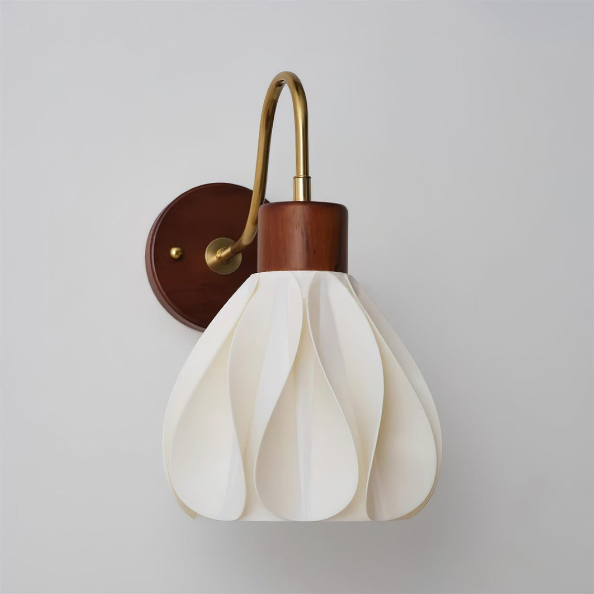 Pivona wandlamp met glazen bloemblaadje