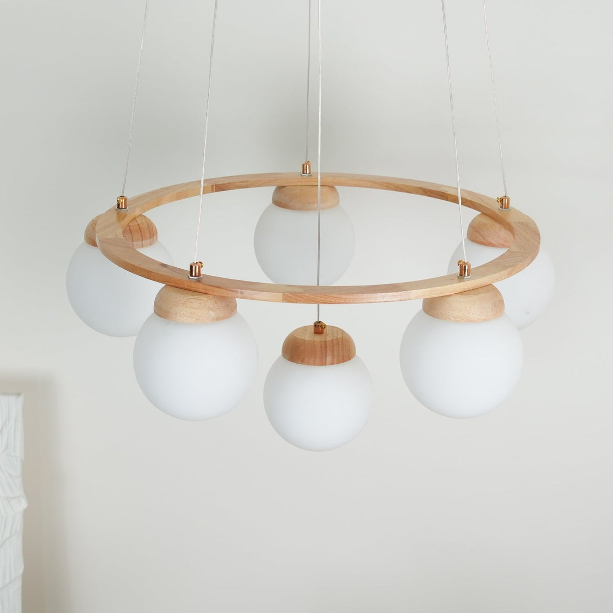 Aelion Kroonluchter van glas Houten Ring Opalglas bollen
