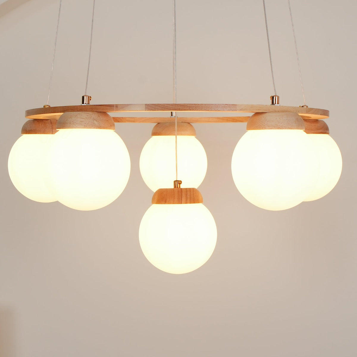 Aelion Kroonluchter van glas Houten Ring Opalglas bollen