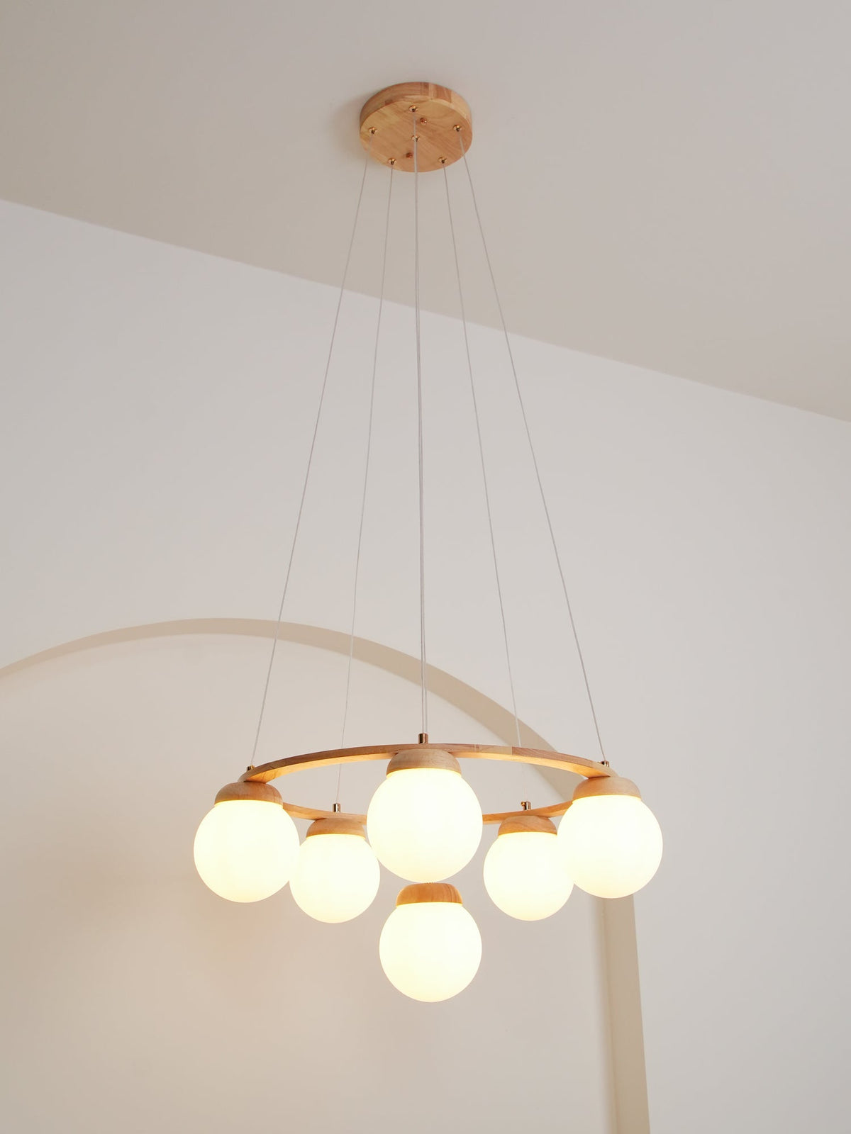 Aelion Kroonluchter van glas Houten Ring Opalglas bollen