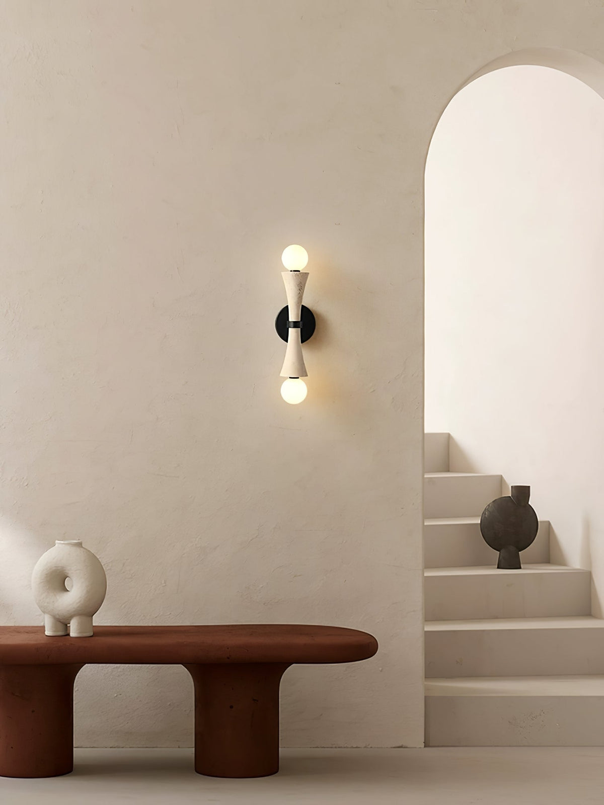 Oloriel sculpturale wandlamp van geel travertin