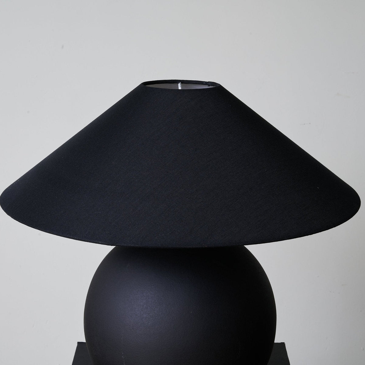 Elara Minimalistische tafellamp van keramiek