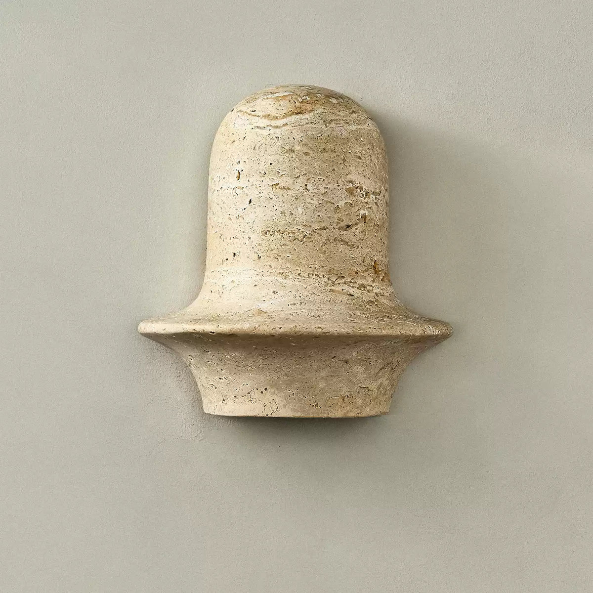 Xena sculpturale wandlamp van geel travertin
