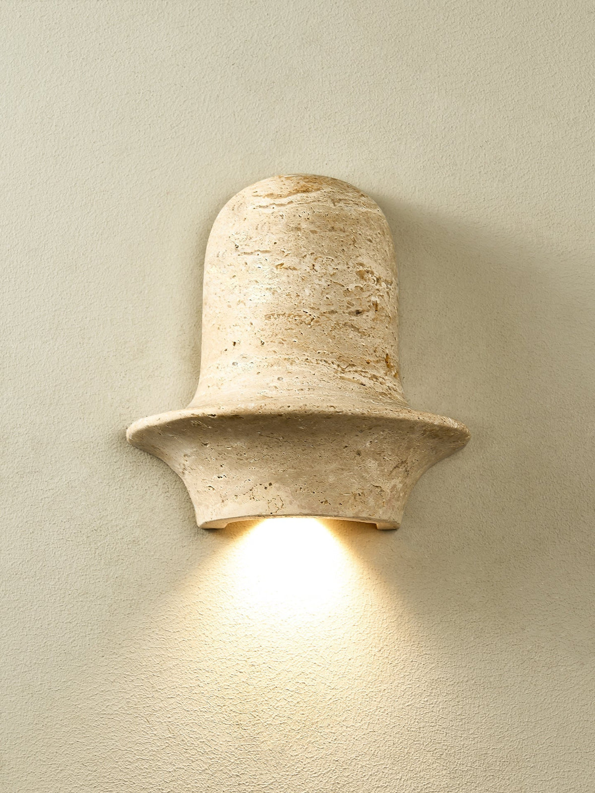 Xena sculpturale wandlamp van geel travertin