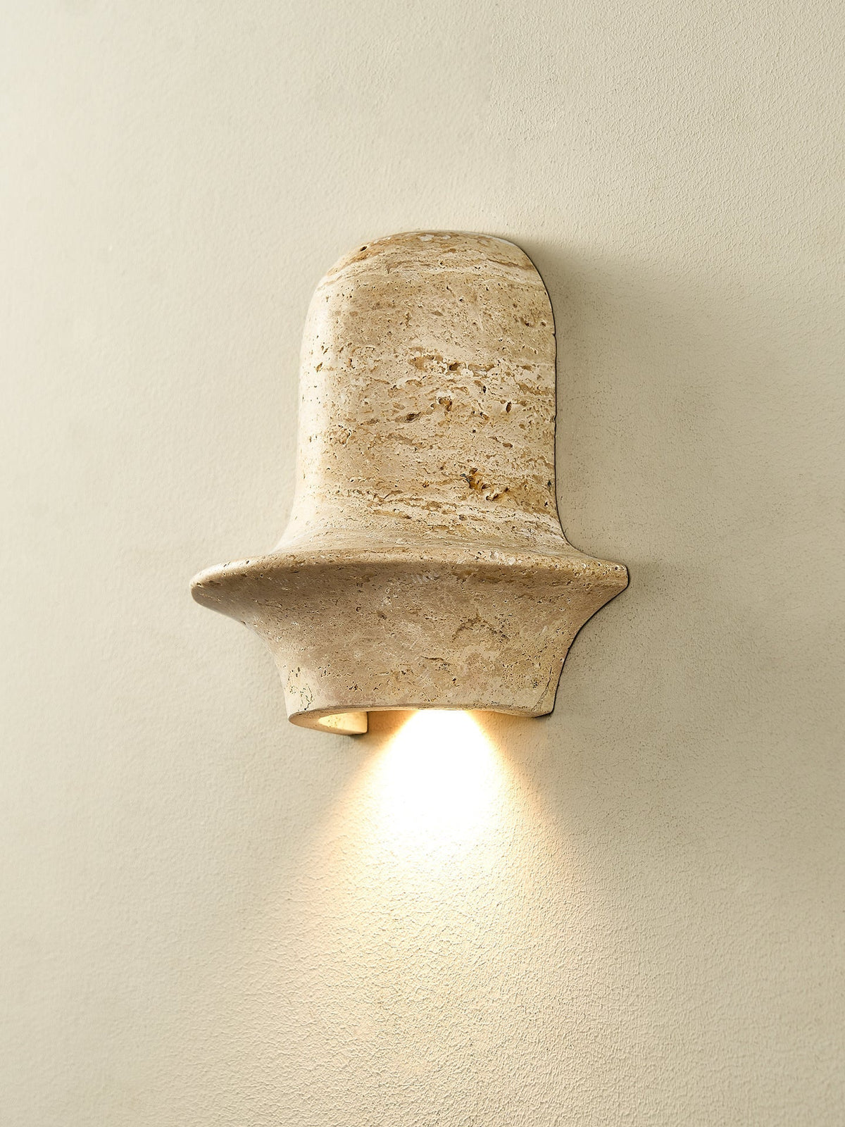 Xena sculpturale wandlamp van geel travertin