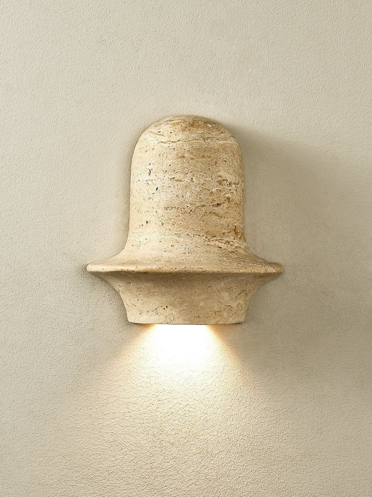 Xena sculpturale wandlamp van geel travertin