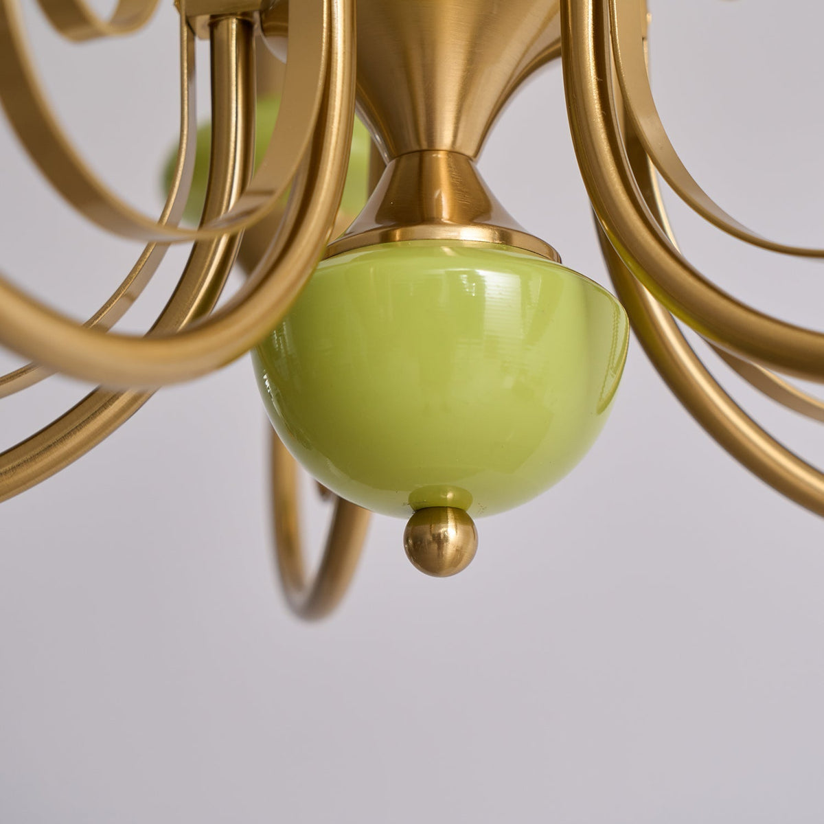 Aurorian kroonluchter met groene lampenkappen en goudkleurige gebogen armen
