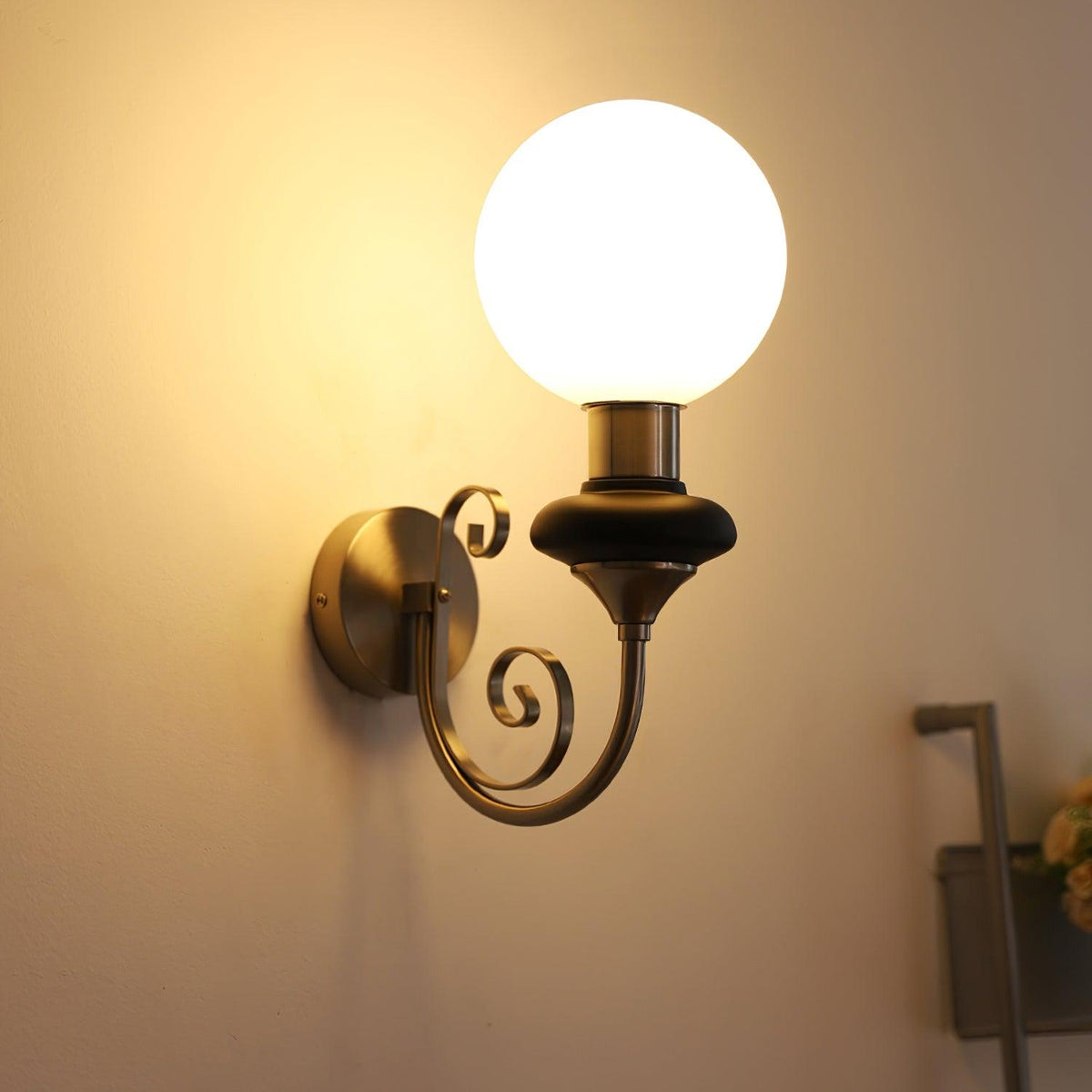 Teriearia wandlamp goudkleurige afwerking met groene accenten