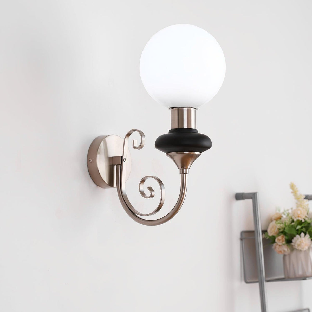 Teriearia wandlamp goudkleurige afwerking met groene accenten