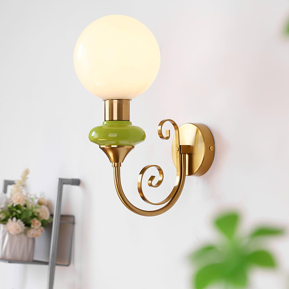 Teriearia wandlamp goudkleurige afwerking met groene accenten