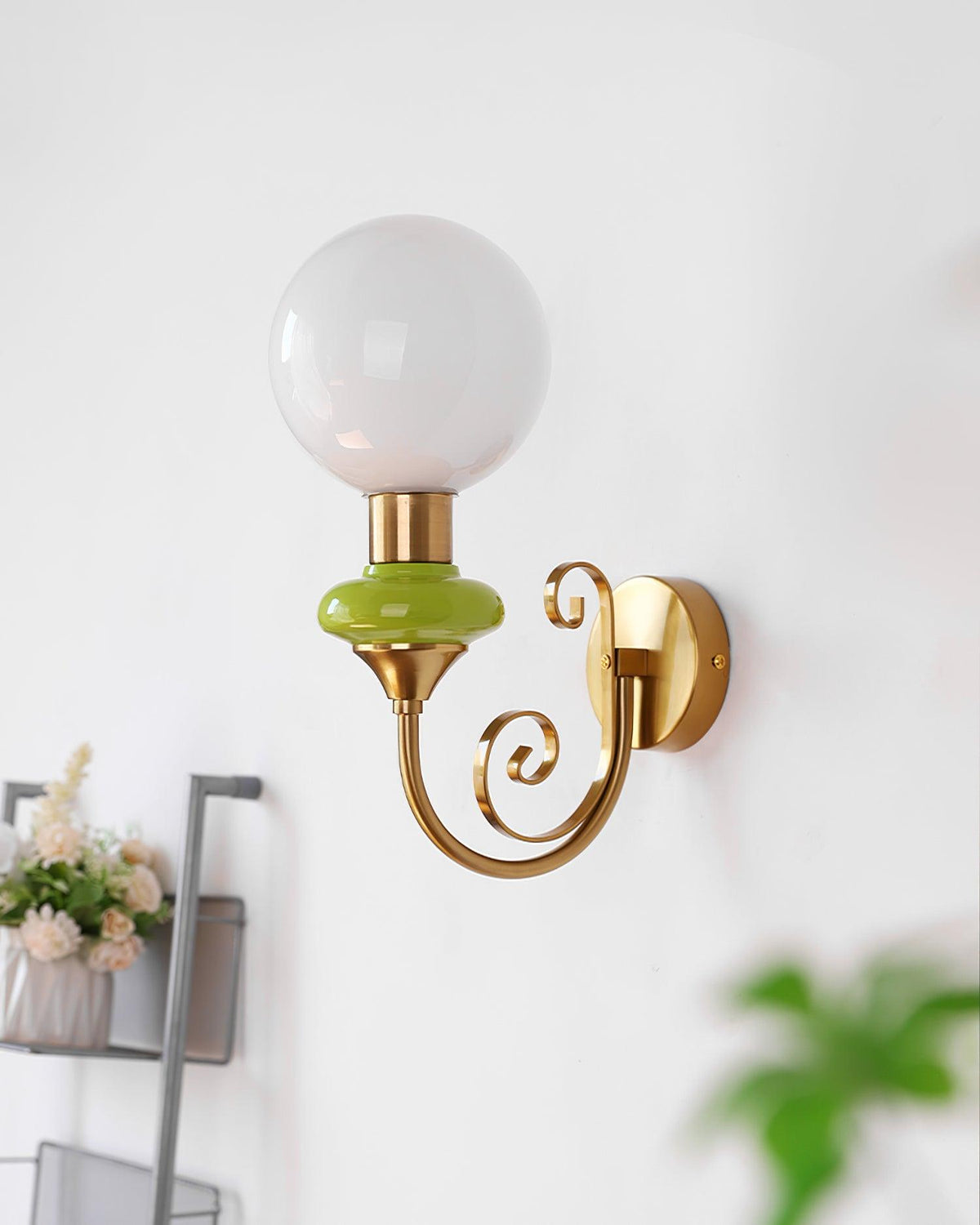 Teriearia wandlamp goudkleurige afwerking met groene accenten