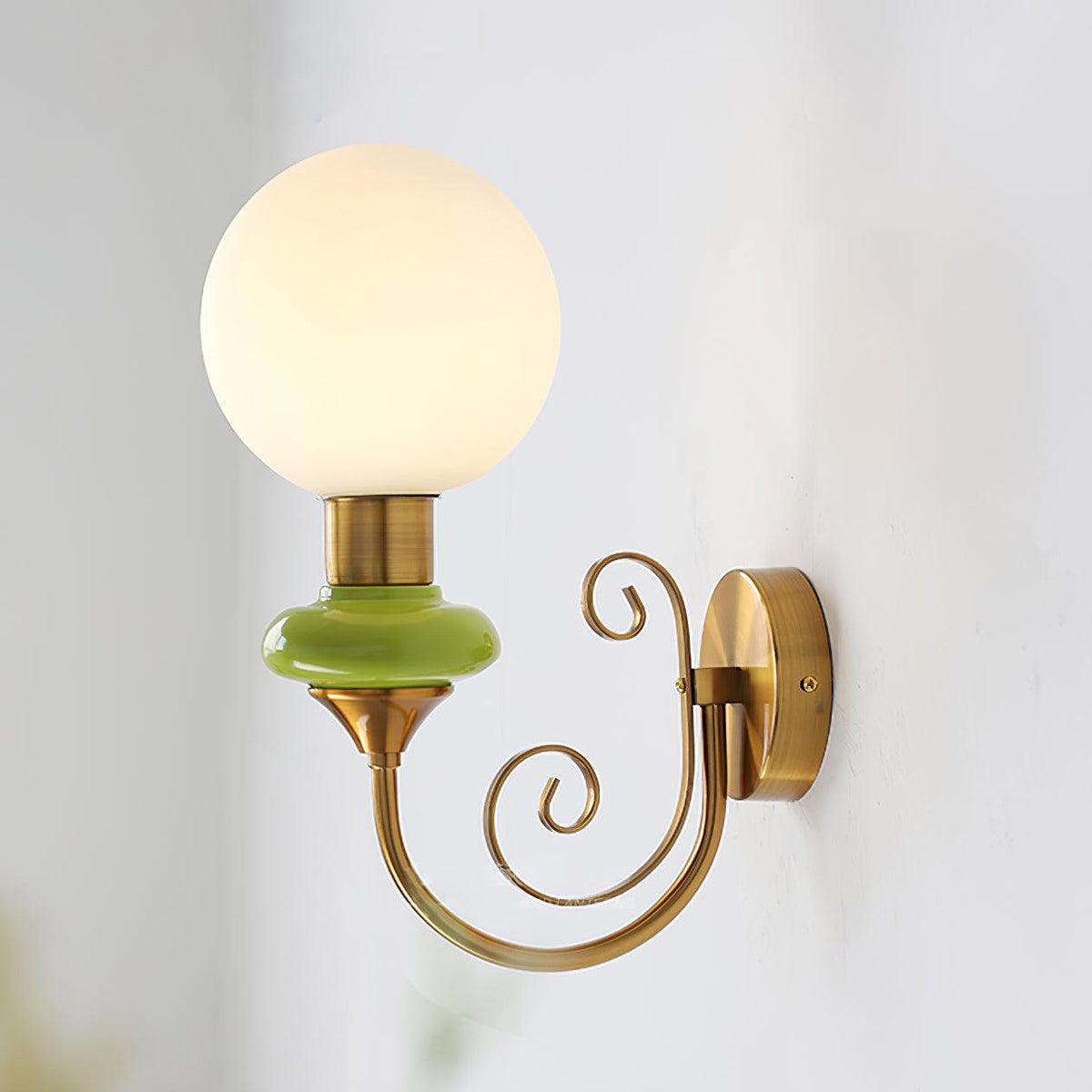Teriearia wandlamp goudkleurige afwerking met groene accenten