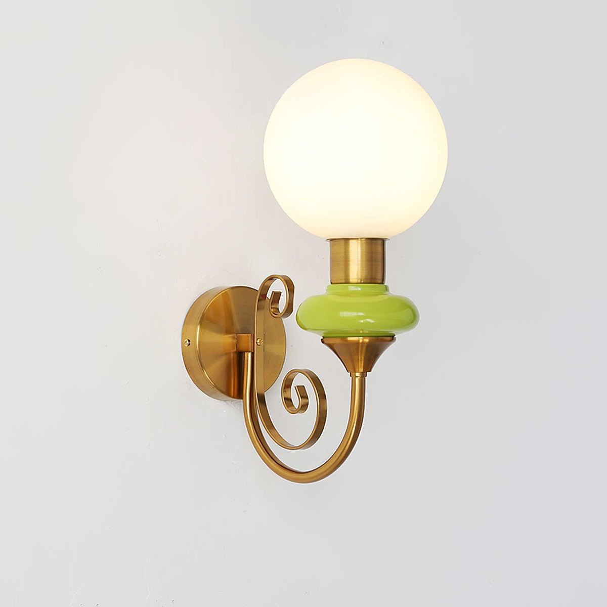 Teriearia wandlamp goudkleurige afwerking met groene accenten