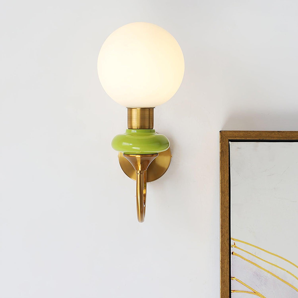 Teriearia wandlamp goudkleurige afwerking met groene accenten