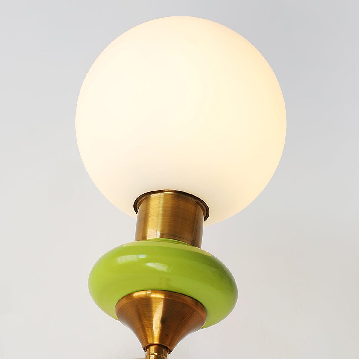 Teriearia wandlamp goudkleurige afwerking met groene accenten