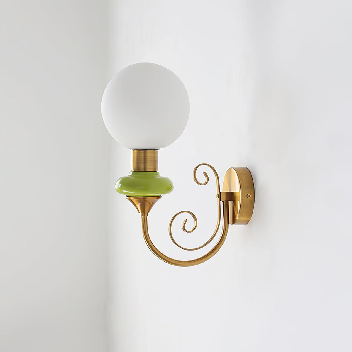 Teriearia wandlamp goudkleurige afwerking met groene accenten