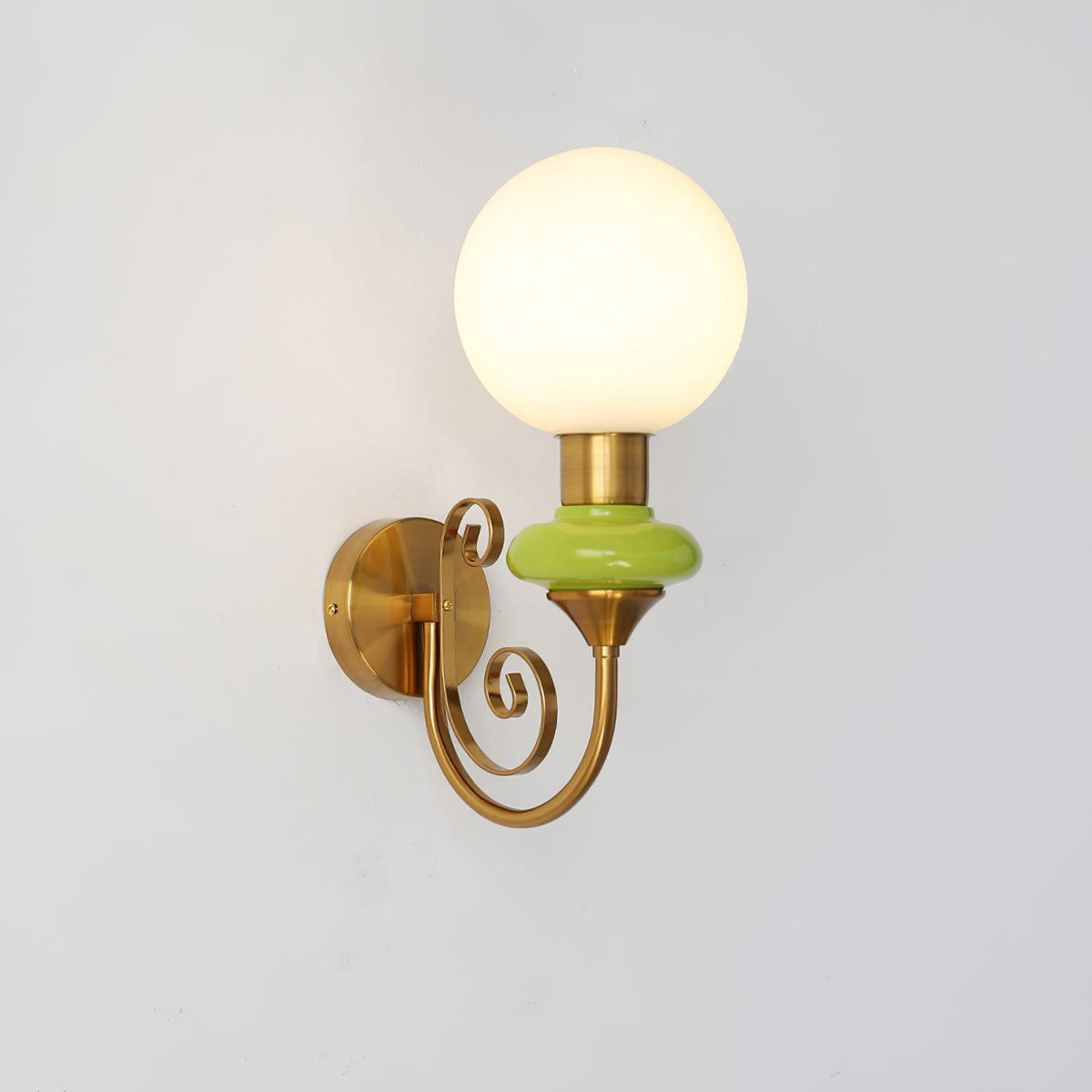 Teriearia wandlamp goudkleurige afwerking met groene accenten