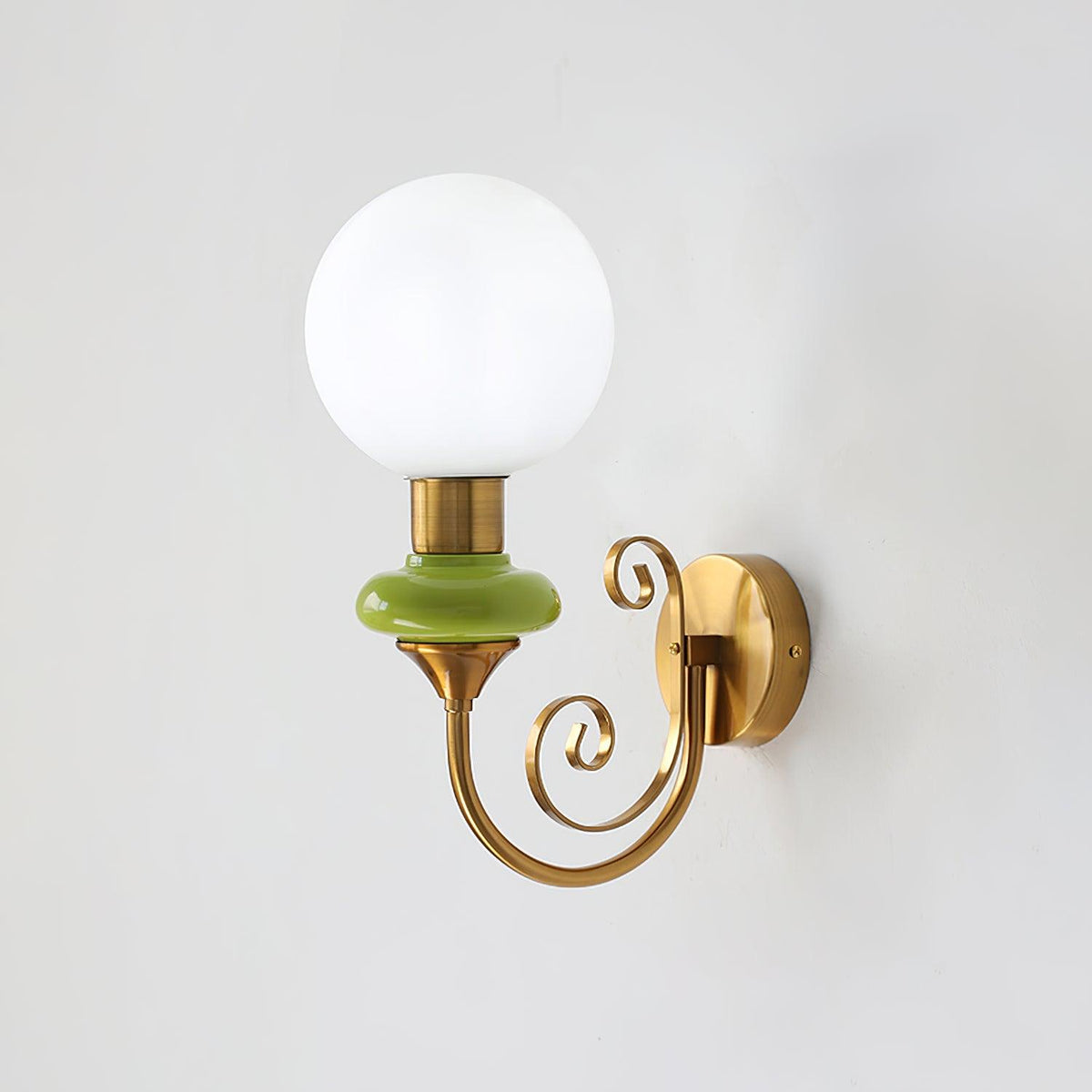 Teriearia wandlamp goudkleurige afwerking met groene accenten