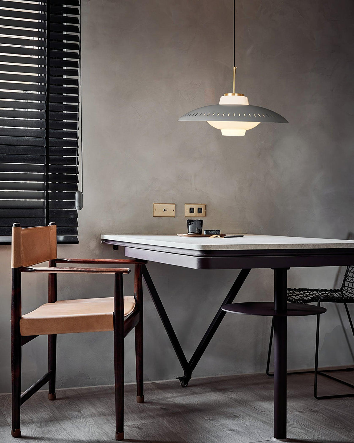 Evelo hanglamp van glas met opalglas en brede kap in klassieke stijl