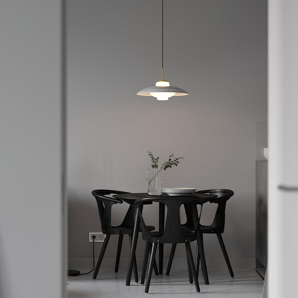 Evelo hanglamp van glas met opalglas en brede kap in klassieke stijl