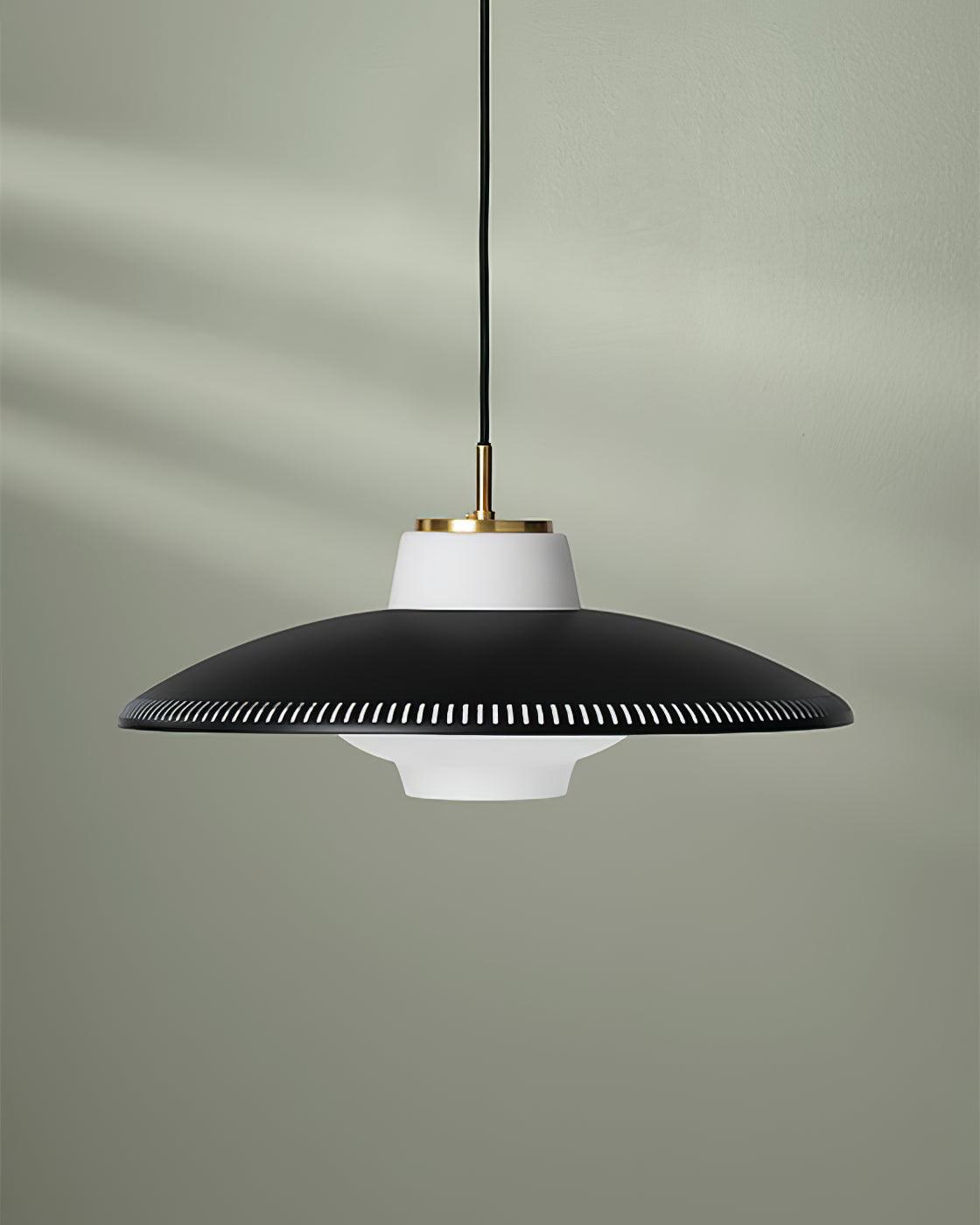 Evelo hanglamp van glas met opalglas en brede kap in klassieke stijl