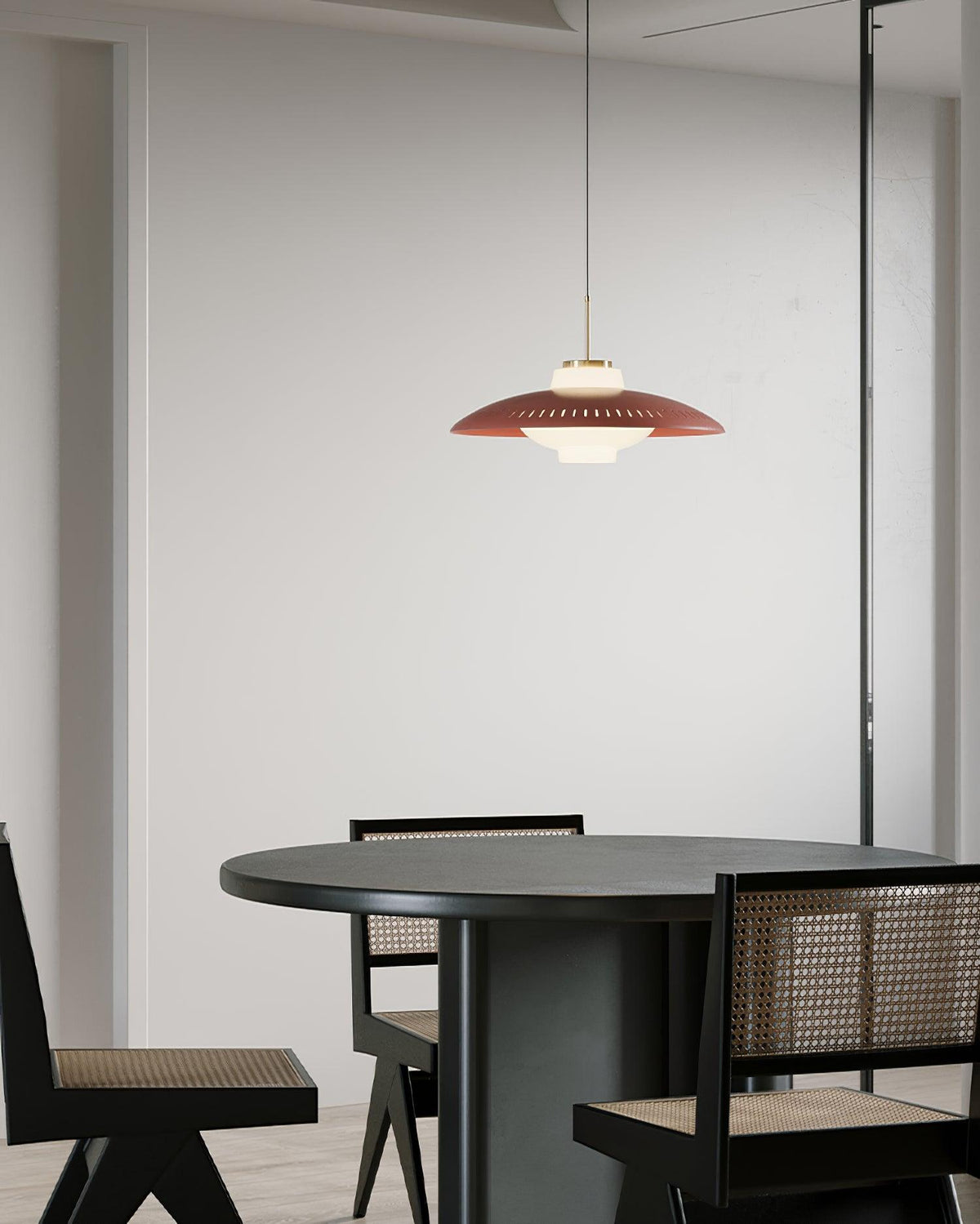 Evelo hanglamp van glas met opalglas en brede kap in klassieke stijl