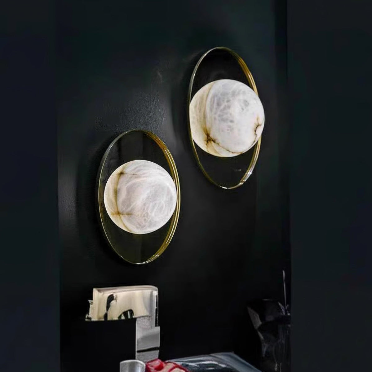 Nivereria Moderne wandlamp van albast met goudkleurige afwerking