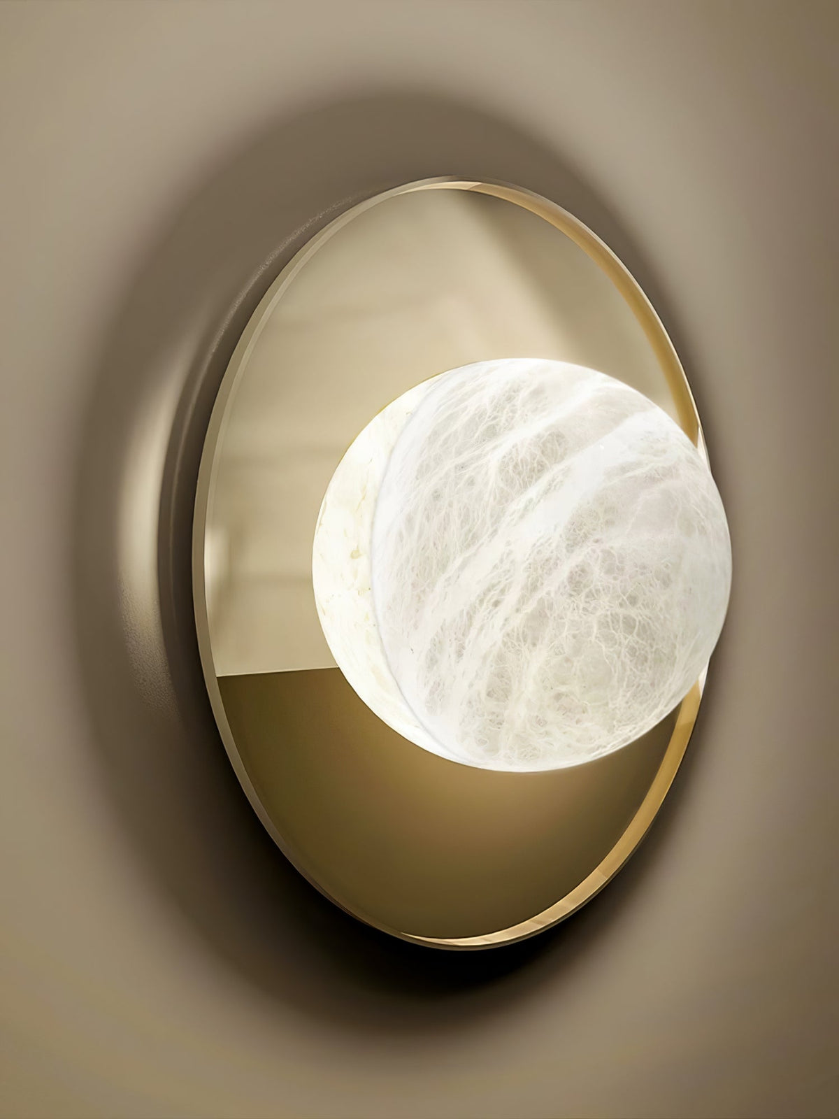 Nivereria Moderne wandlamp van albast met goudkleurige afwerking