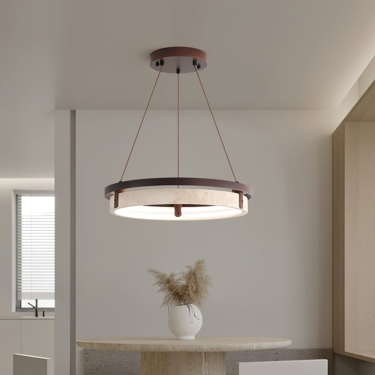 Aurix hanglamp van geel travertin en walnoothout