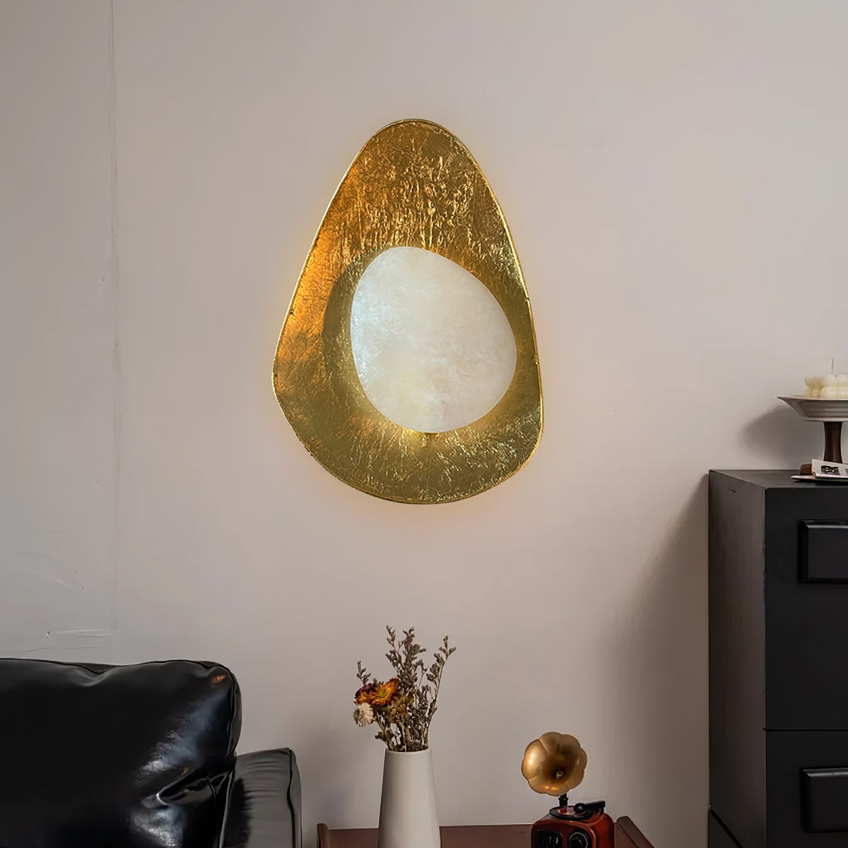 Tenbryn organische goudkleurige bloemblaad albasten wandlamp kiezelvormig