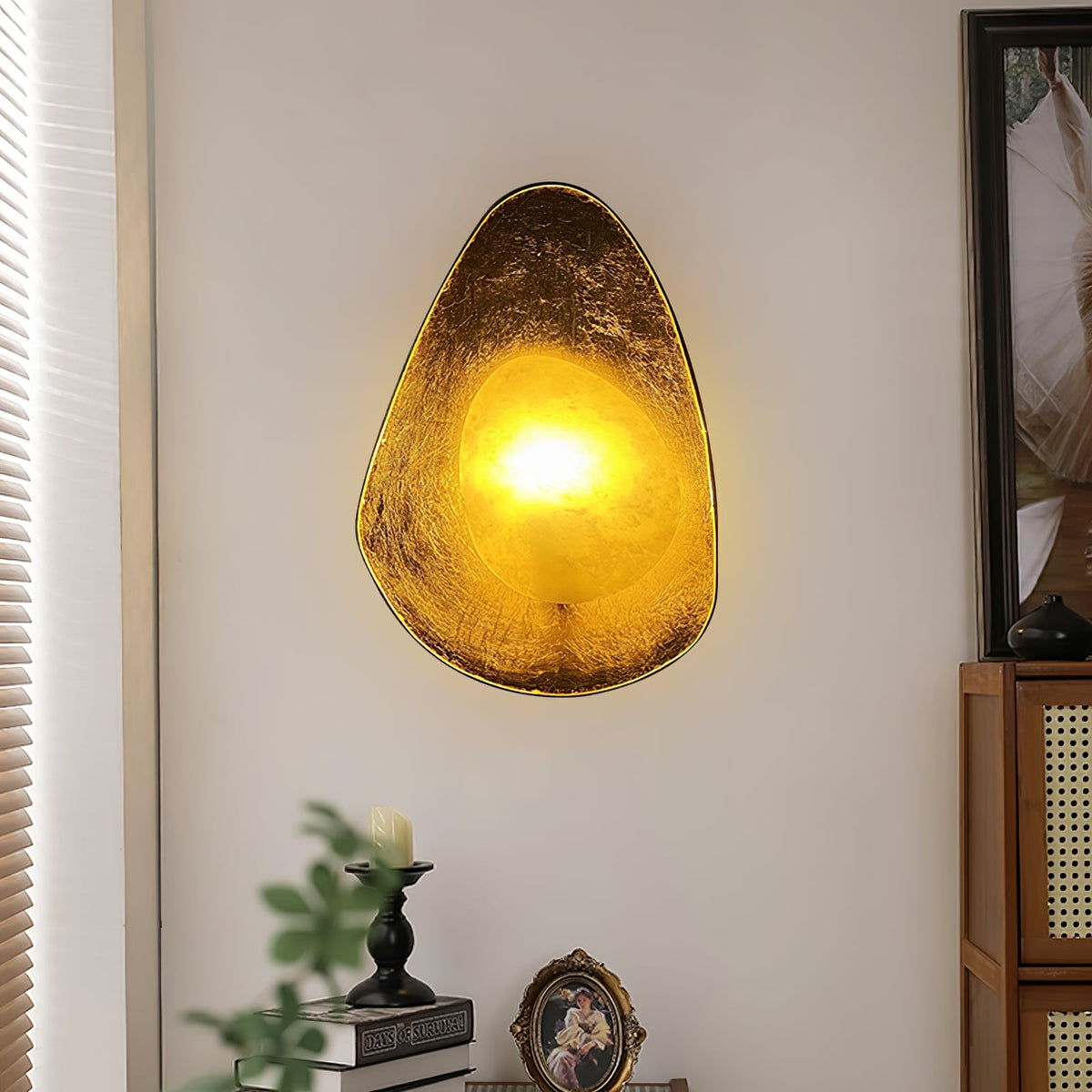 Tenbryn organische goudkleurige bloemblaad albasten wandlamp kiezelvormig