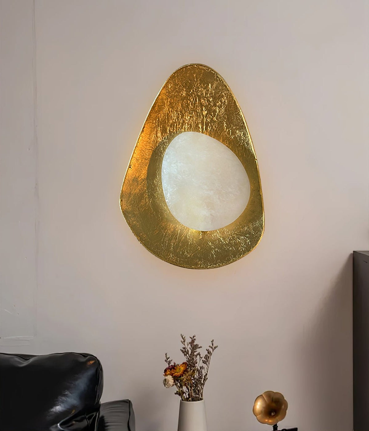 Tenbryn organische goudkleurige bloemblaad albasten wandlamp kiezelvormig
