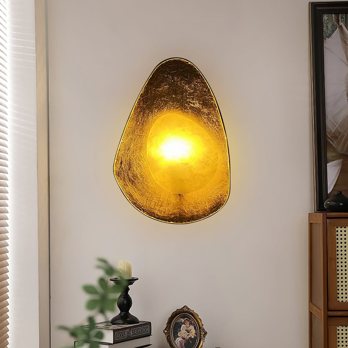 Tenbryn organische goudkleurige bloemblaad albasten wandlamp kiezelvormig