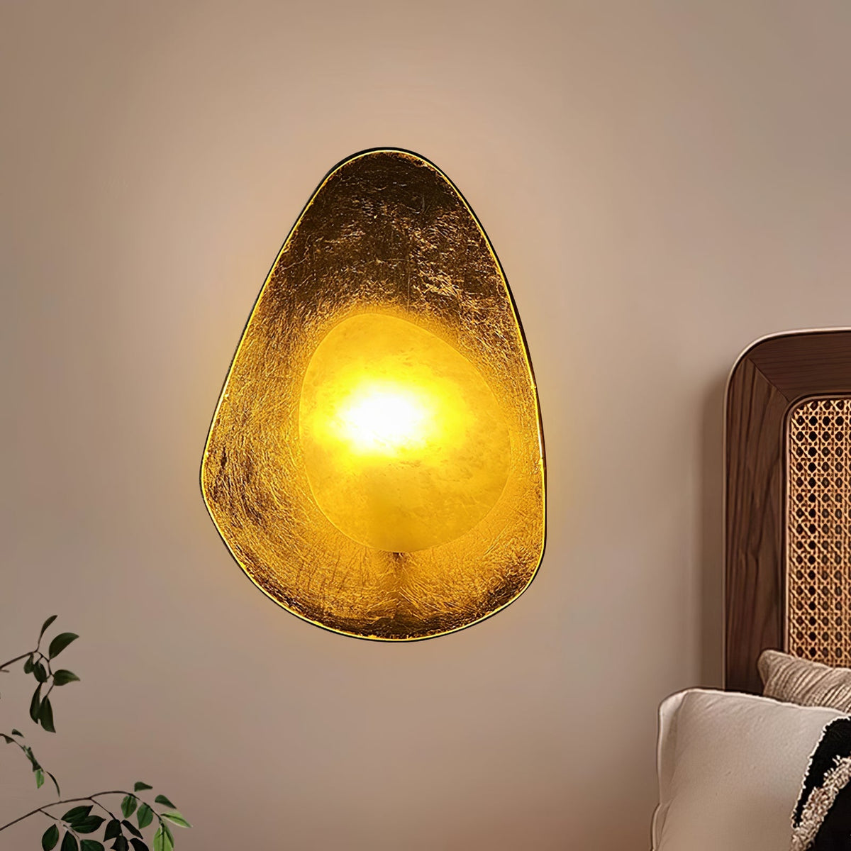 Tenbryn organische goudkleurige bloemblaad albasten wandlamp kiezelvormig