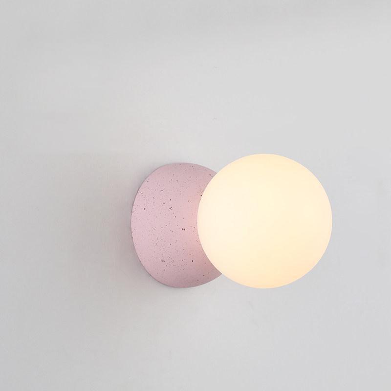 Eirinise wandlamp van beton en melkglas