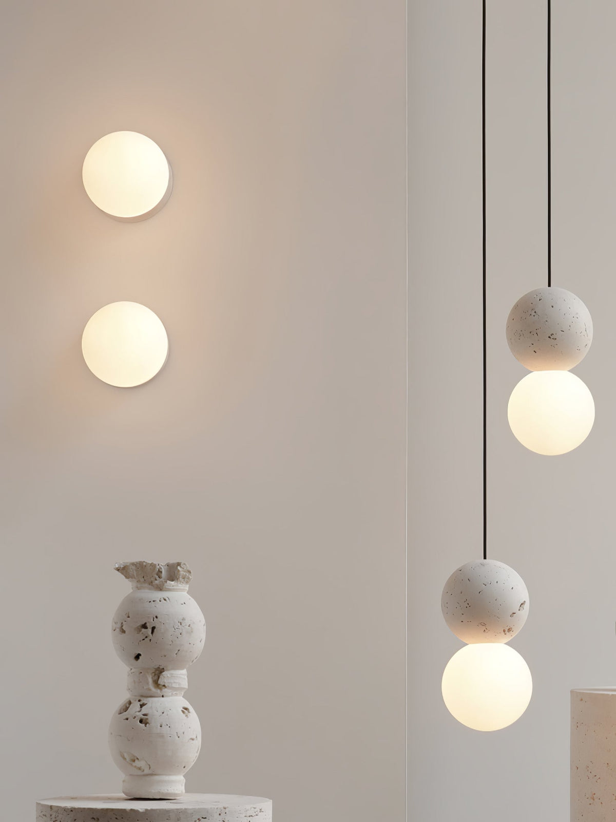Eirinise wandlamp van beton en melkglas