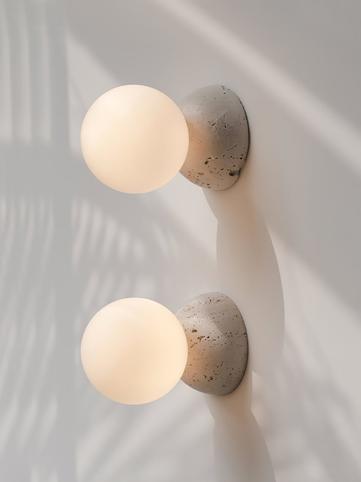 Eirinise wandlamp van beton en melkglas