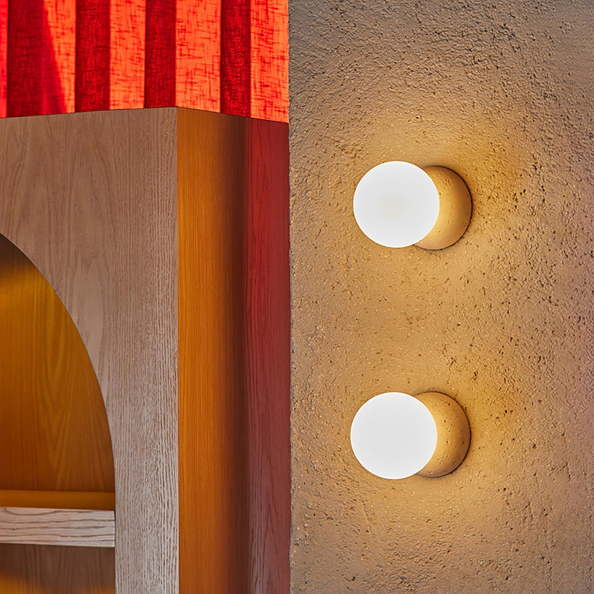 Eirinise wandlamp van beton en melkglas