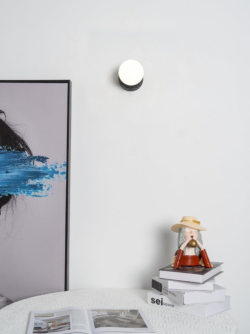 Eirinise wandlamp van beton en melkglas
