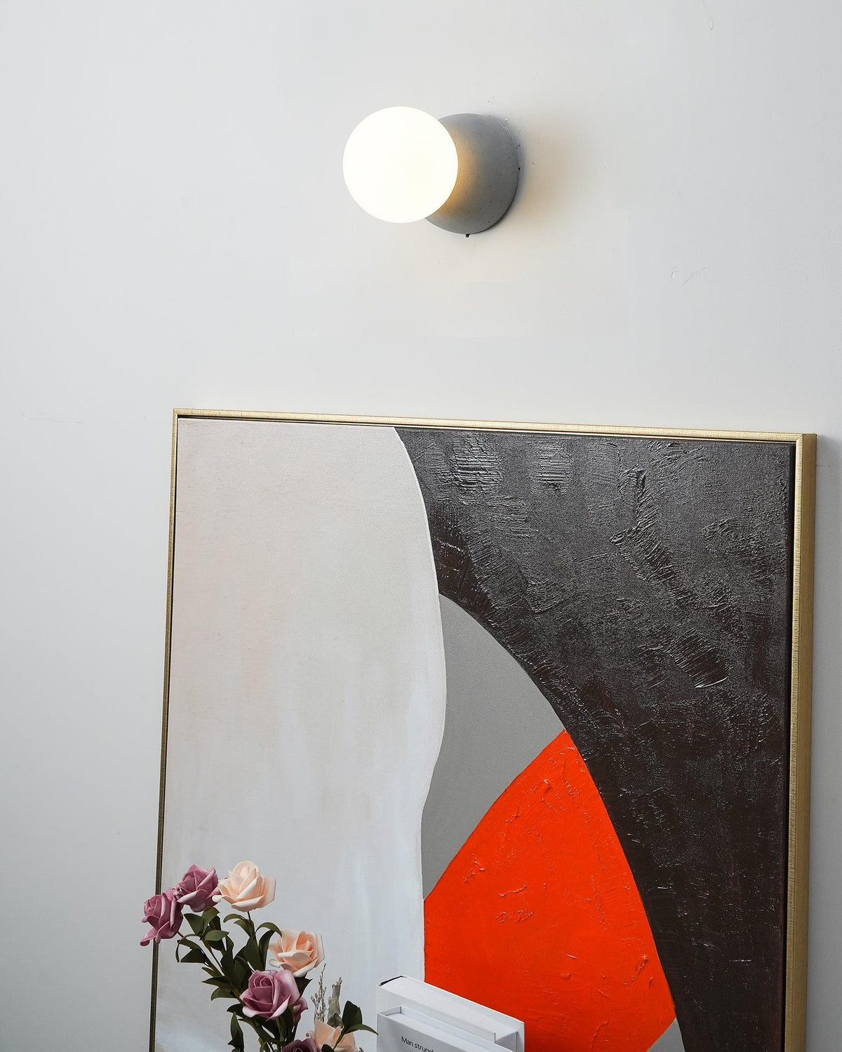 Eirinise wandlamp van beton en melkglas