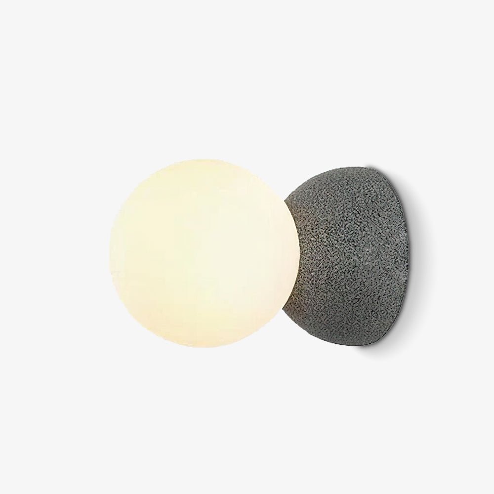 Eirinise wandlamp van beton en melkglas