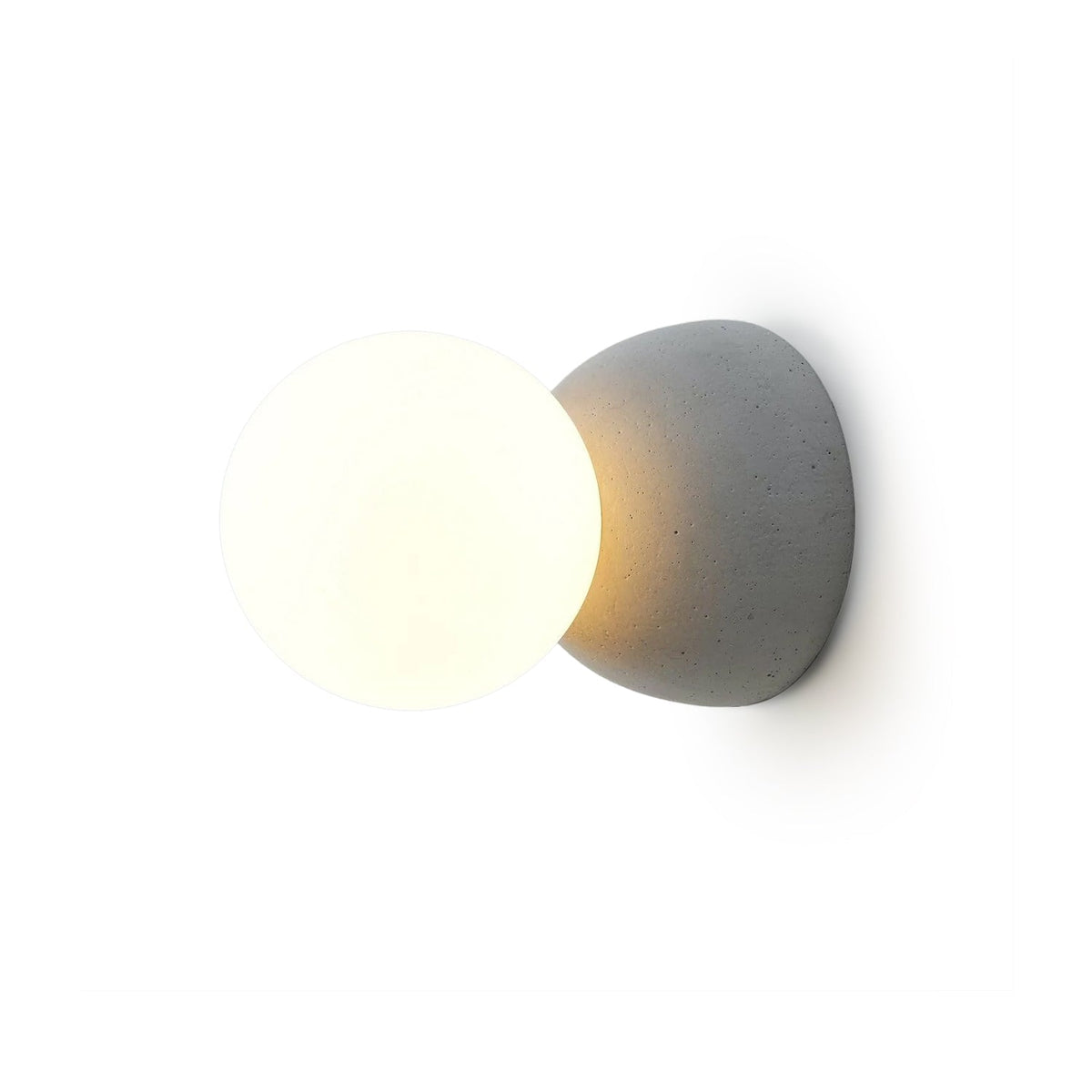 Eirinise wandlamp van beton en melkglas