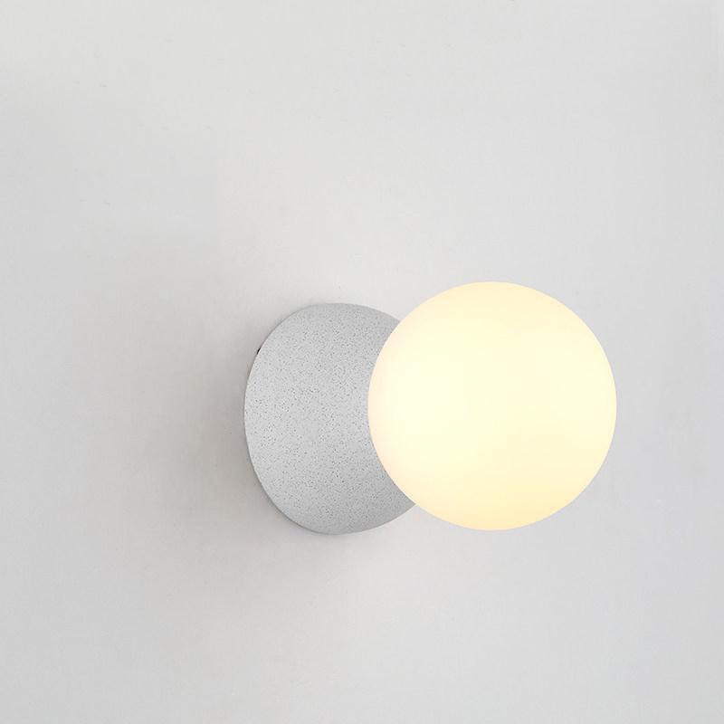 Eirinise wandlamp van beton en melkglas